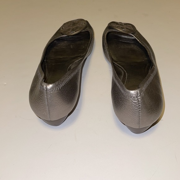 Tory Burch Pewter Leather Peep Toed Flats - Women’s Size 8.5 - Picture 5 of 9